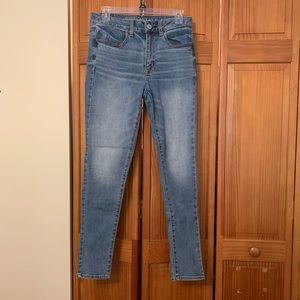 Light wash skinny jean-jeggings